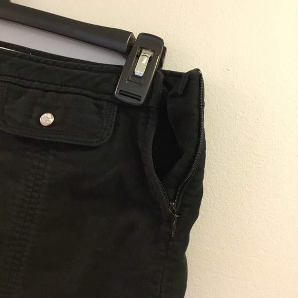 Old Navy size 14 black skirt with side zipper and 2 zippers at hem - Picture 5 of 8